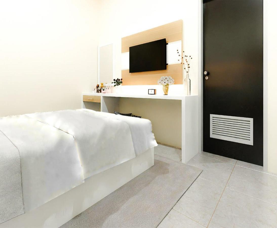 Griya Anggrek Hotel Trenggalek Exterior photo